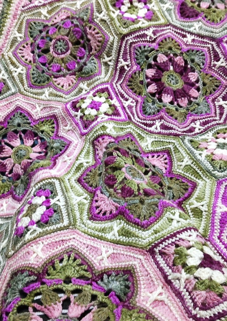 C425　手編みマルチカバー　ブランケット　モチーフ編み　大判　曼陀羅クロッシェ