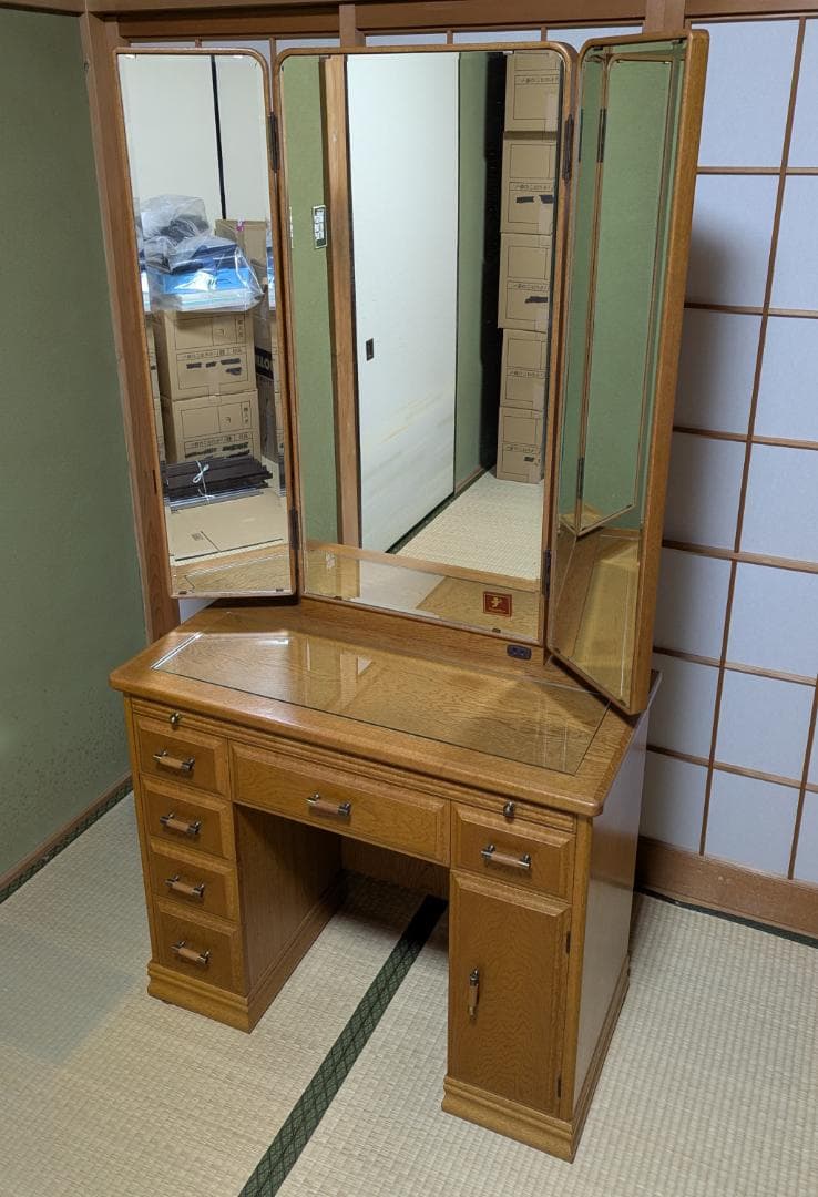 レトロな三面鏡の木製 化粧台・ドレッサー コンセント付き