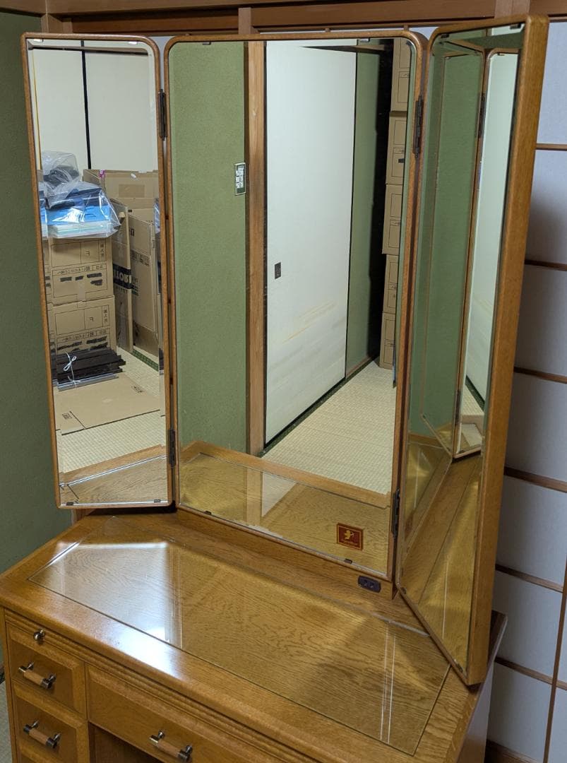 レトロな三面鏡の木製 化粧台・ドレッサー コンセント付き