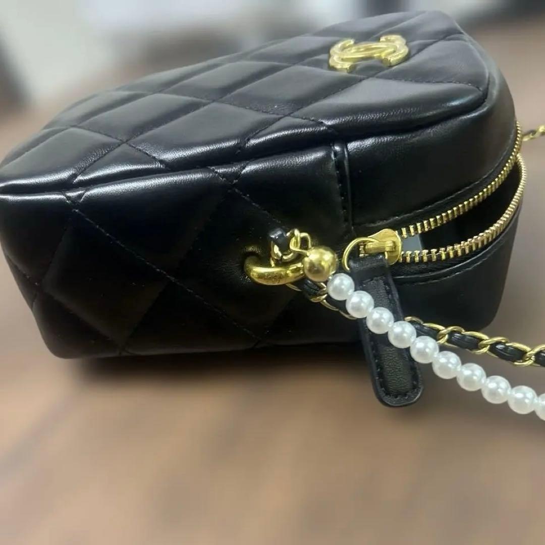 シャネルノベルティブラックレザーショルダーバッグ