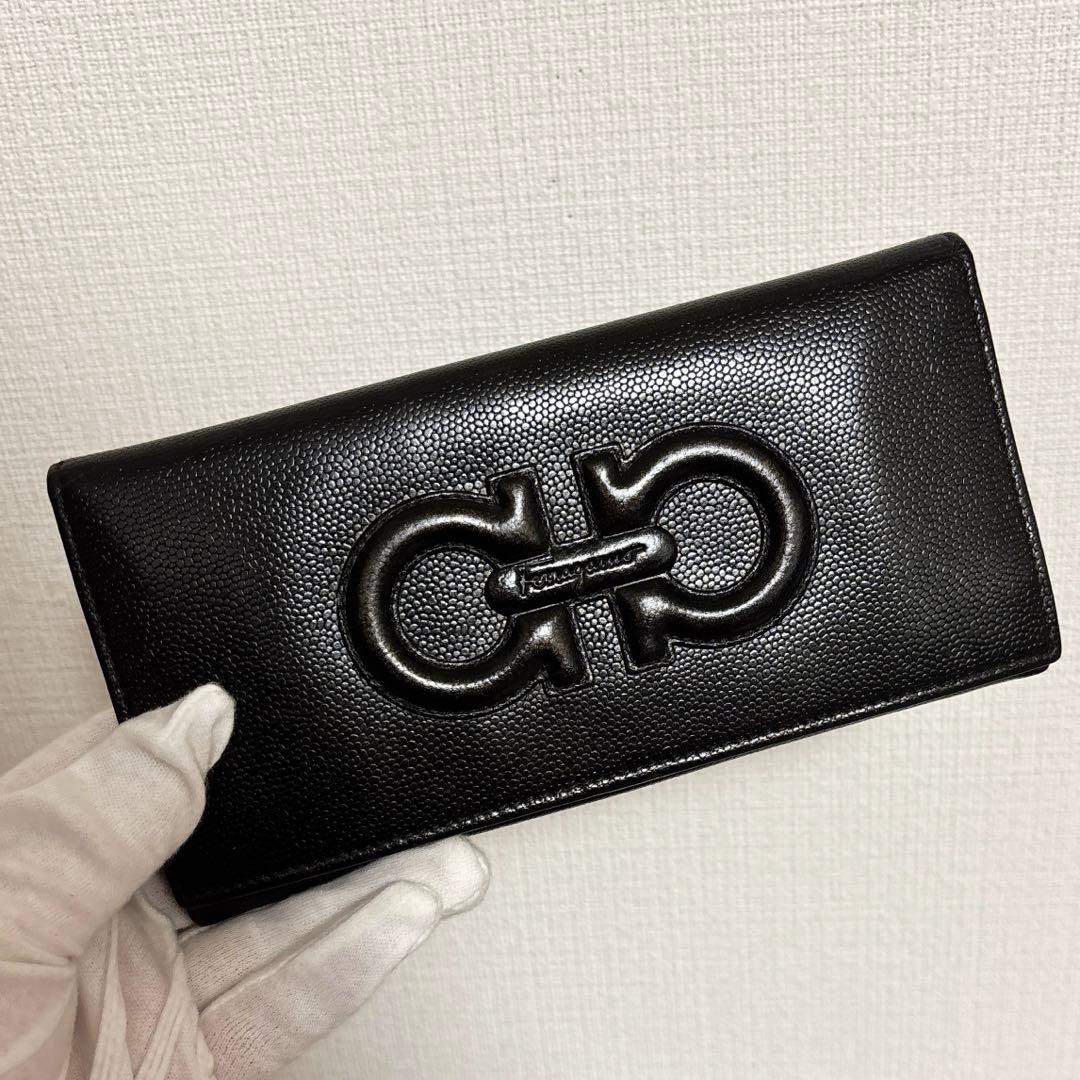 フェラガモ ガンチーニ エンボス ブラック×ゴールドラメ 長財布