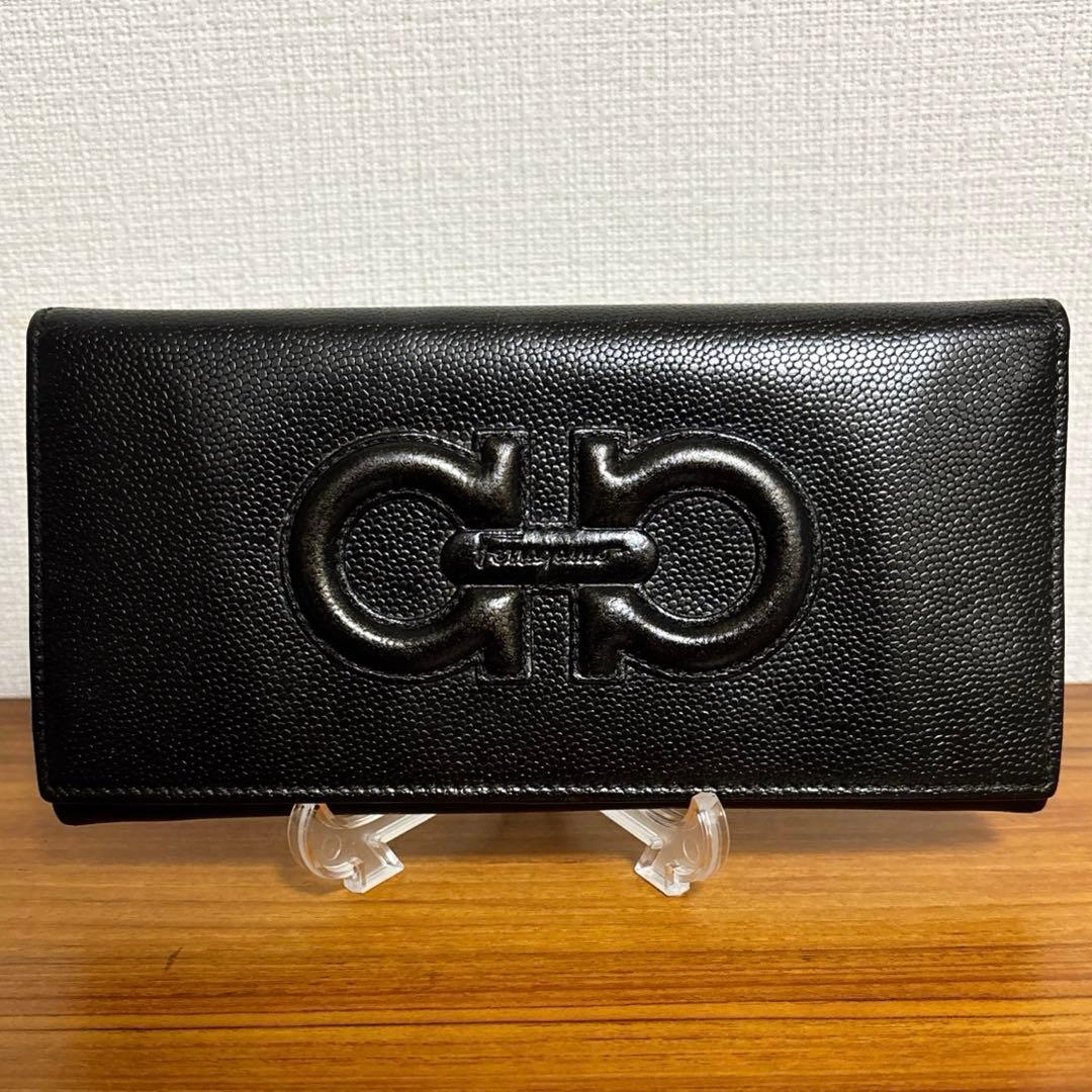 フェラガモ ガンチーニ エンボス ブラック×ゴールドラメ 長財布