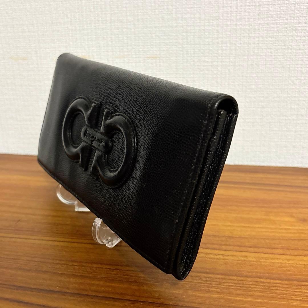 フェラガモ ガンチーニ エンボス ブラック×ゴールドラメ 長財布