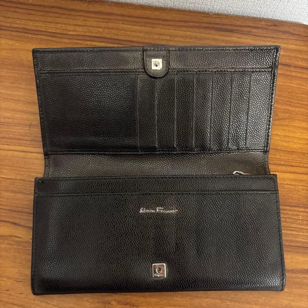 フェラガモ ガンチーニ エンボス ブラック×ゴールドラメ 長財布