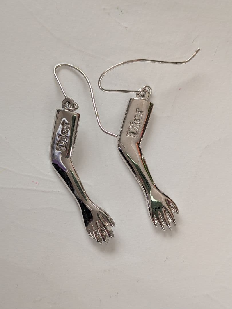 Dior アーム型ピアス