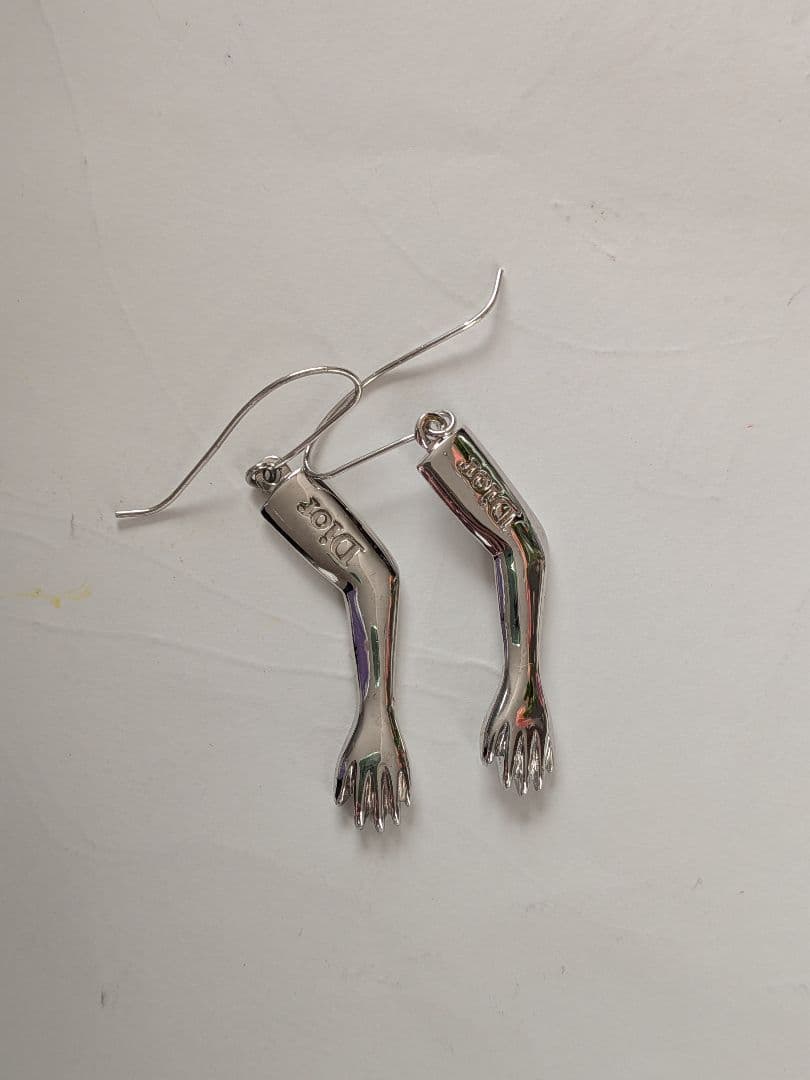 Dior アーム型ピアス