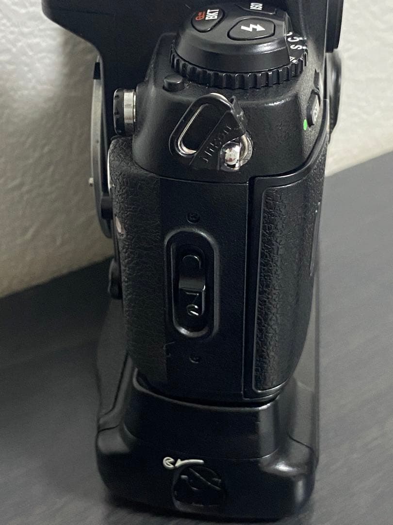 Nikon F100フィルムカメラ　グリップ付き