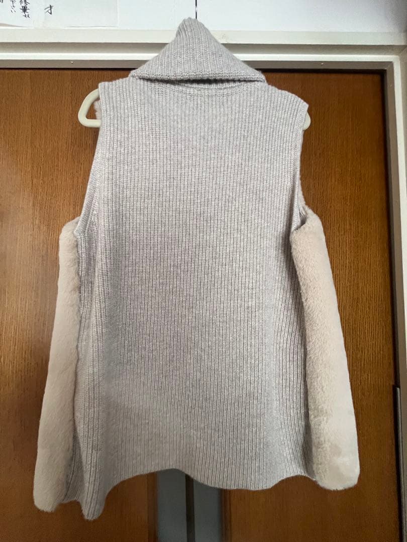 未使用　FAVEUR ベージュのファーとニットのベスト