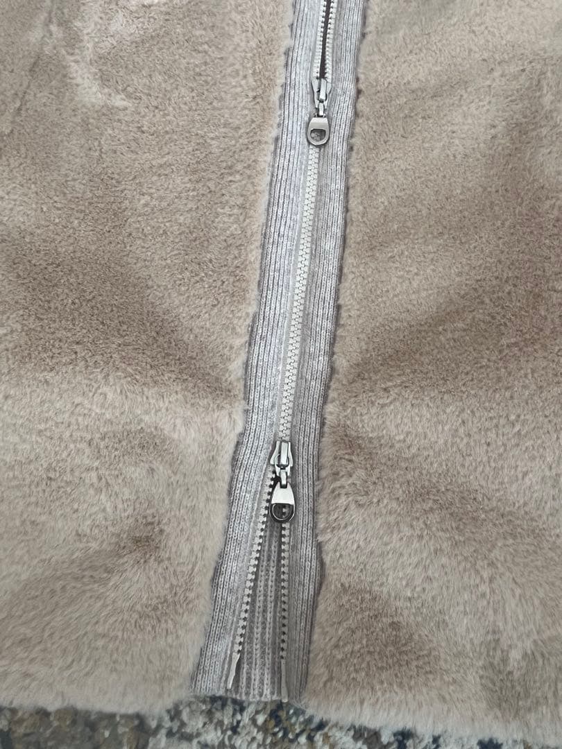 未使用　FAVEUR ベージュのファーとニットのベスト