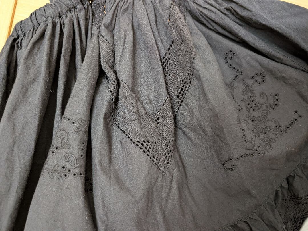 クリンクルクリンクルクリンクル　ミニスカート　刺繍入りブラック