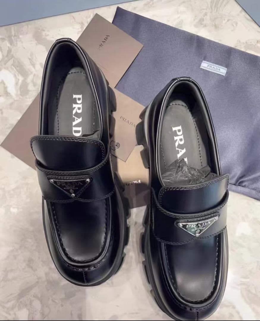 PRADA ブラックレザー ローファー