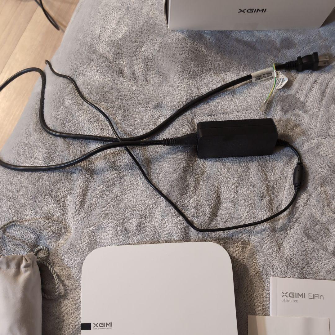 XGIMI Elfin 1080Pプロジェクター 本体と三脚