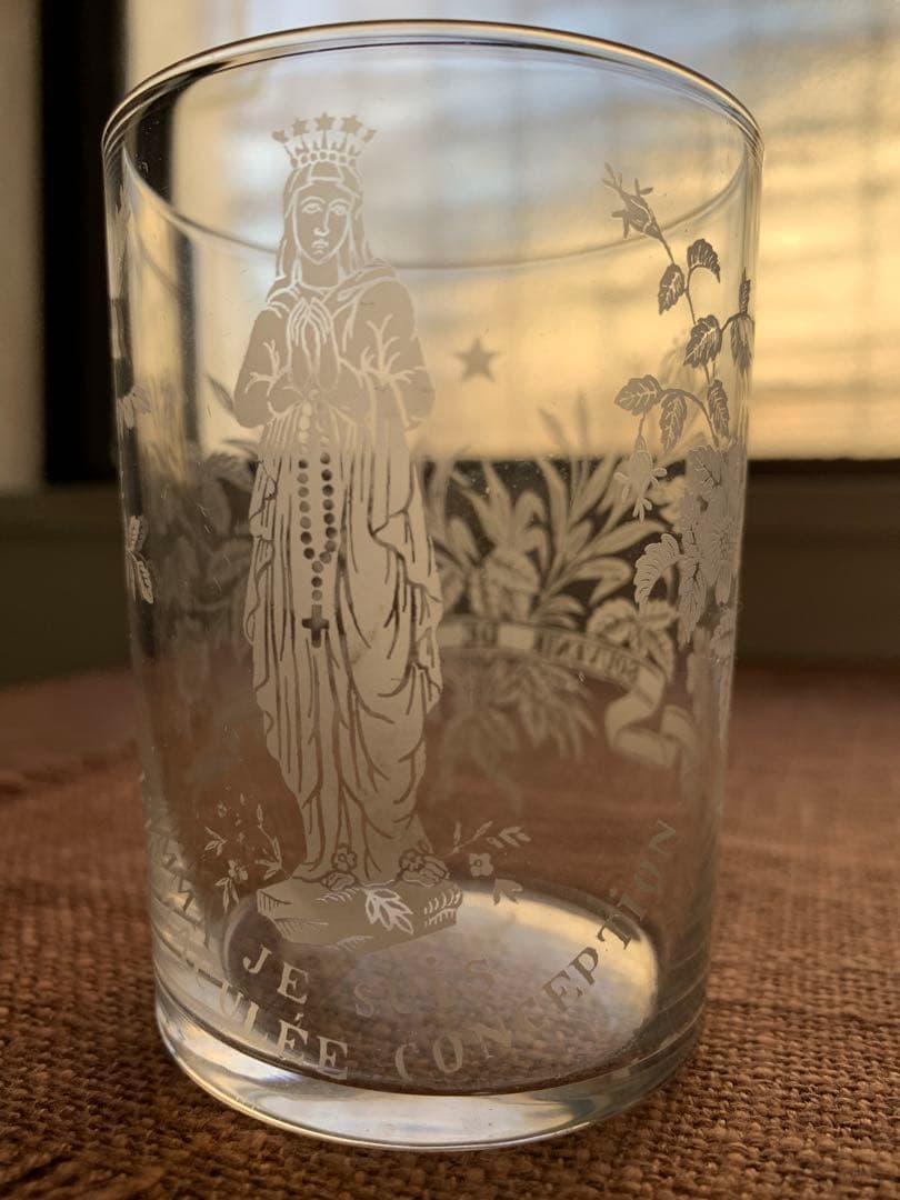 フランスアンティーク　レアなマリア様が美しくカットされた素敵なグラス2個セット！