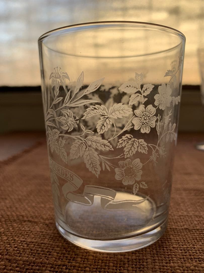 フランスアンティーク　レアなマリア様が美しくカットされた素敵なグラス2個セット！