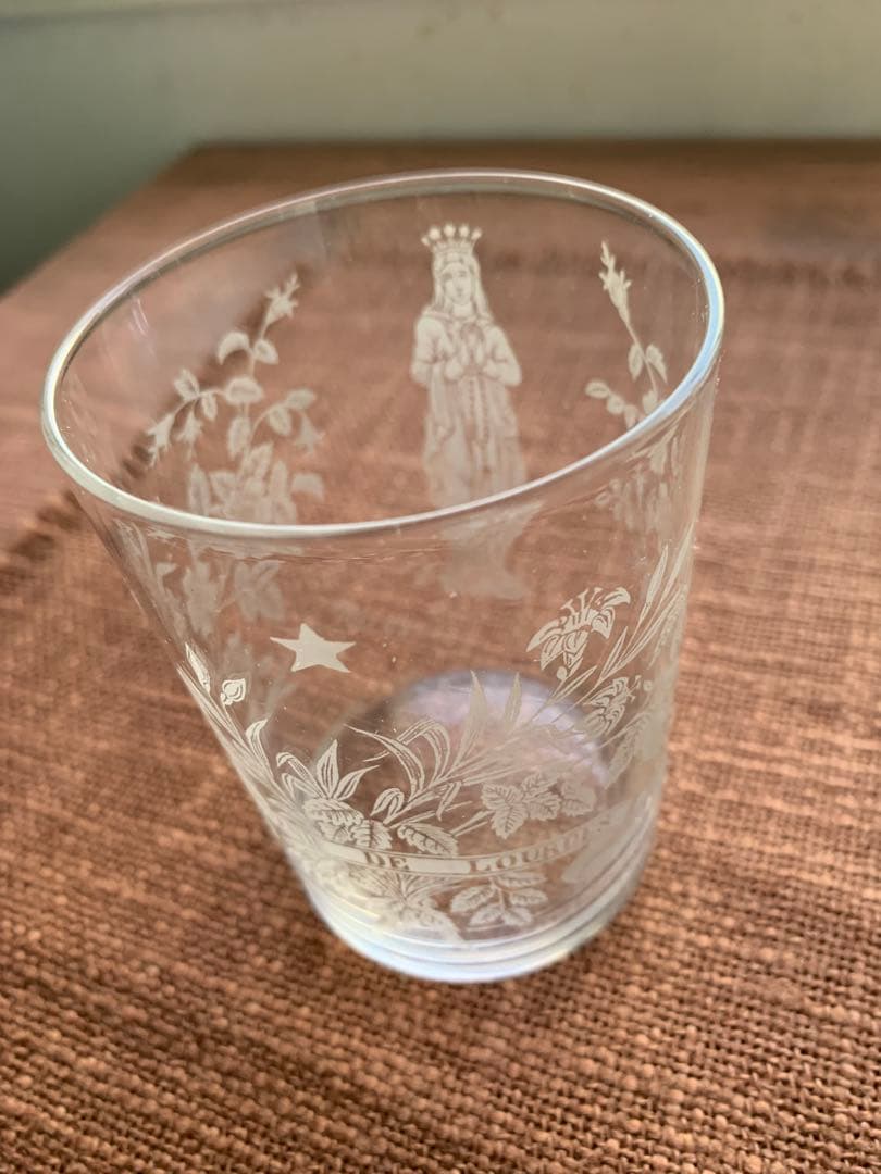 フランスアンティーク　レアなマリア様が美しくカットされた素敵なグラス2個セット！