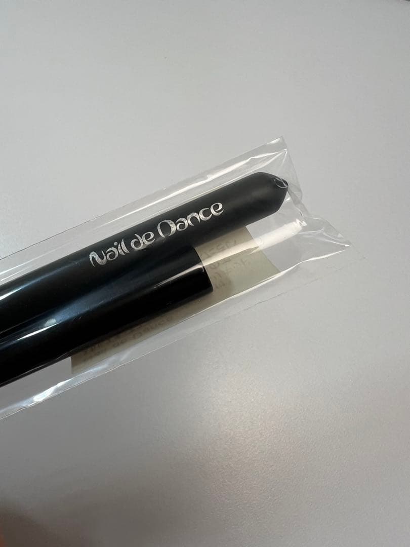 【匿名配送】Nail de Dance フラットネイルブラシ キャップ付スカルプ