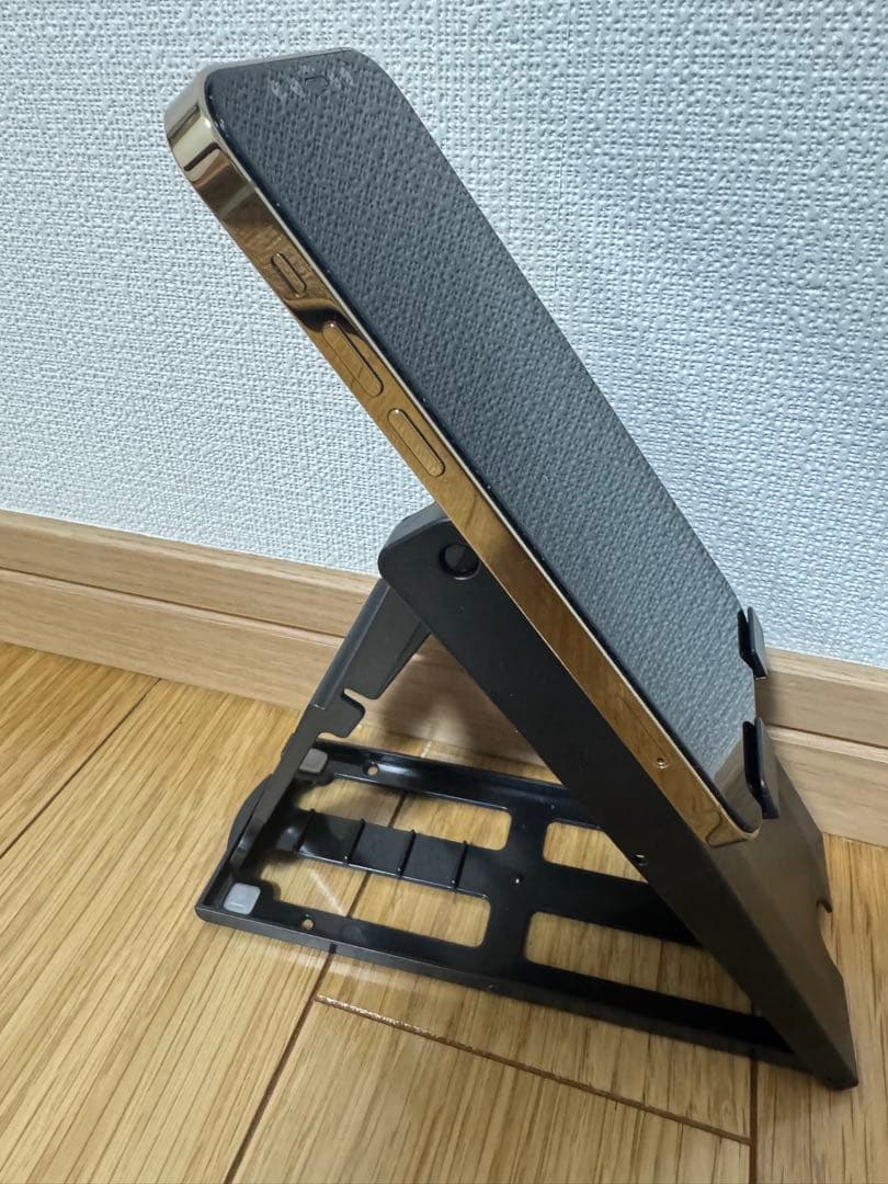 シルバー トリプルカメラ スマートフォン 本体