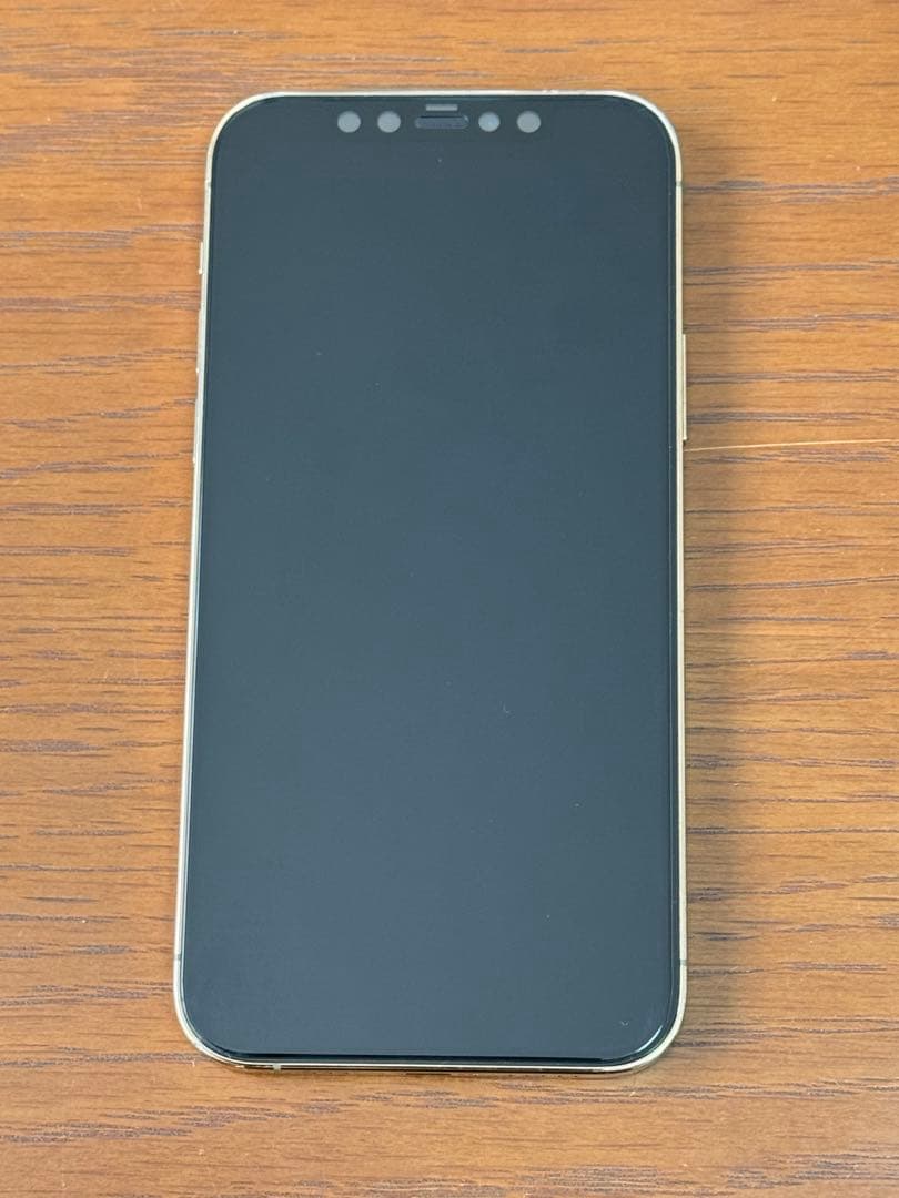 シルバー トリプルカメラ スマートフォン 本体