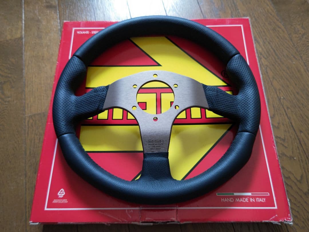 【未使用】モモ【MOMO JAPAN正規品】ステアリング【RACE】 320mm
