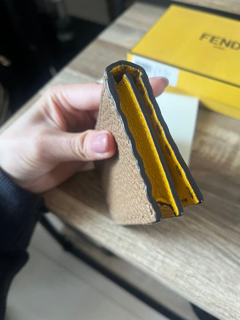 【美品】FENDI ベージュ レザー 名刺入れ