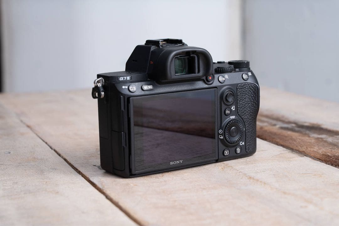 パ*コ様 SONY α7 III 本体 + バッテリー + 取扱説明書 + 箱