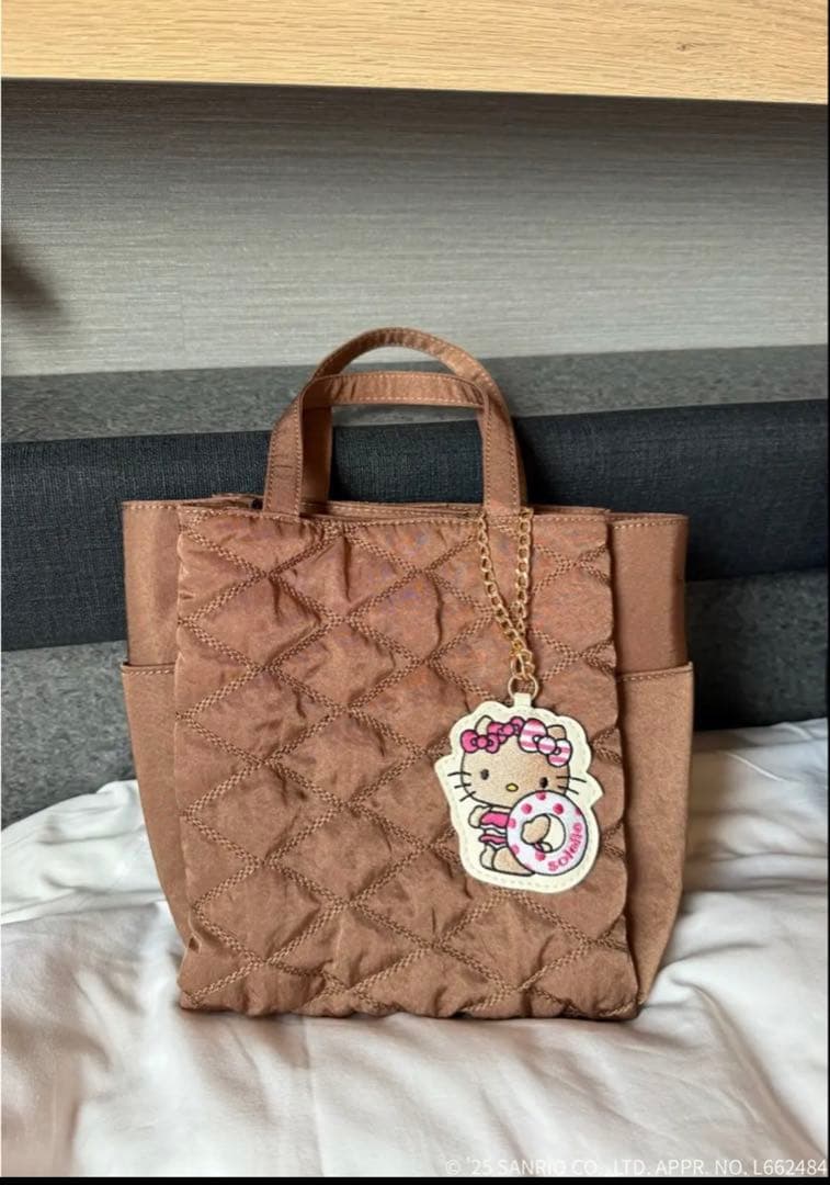 soleileソレイル キティちゃんコラボ　チャーム付ショルダーバッグ　ブラウン