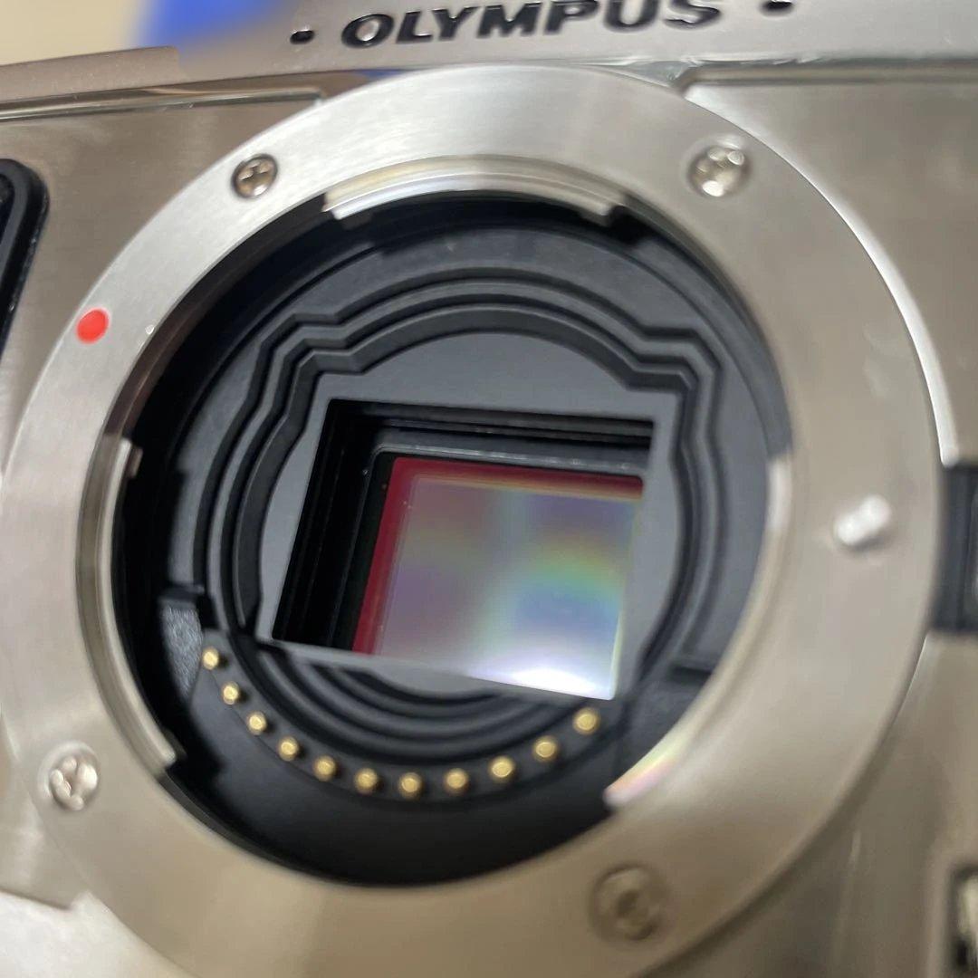 オリンパス　E-P1 ミラーレス一眼　VF-1付き　バッテリー、充電器　液晶難