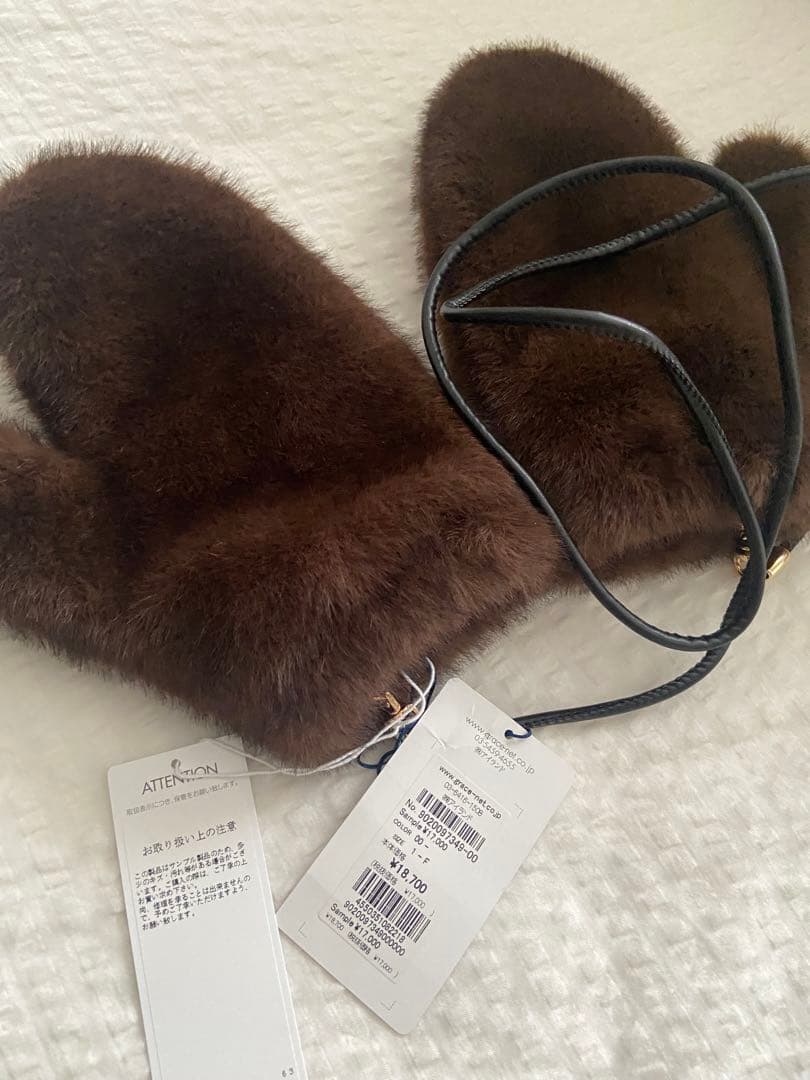 未使用タグ付き　LOU ANDREA フェイクファーミトン 手袋 ストラップ付き