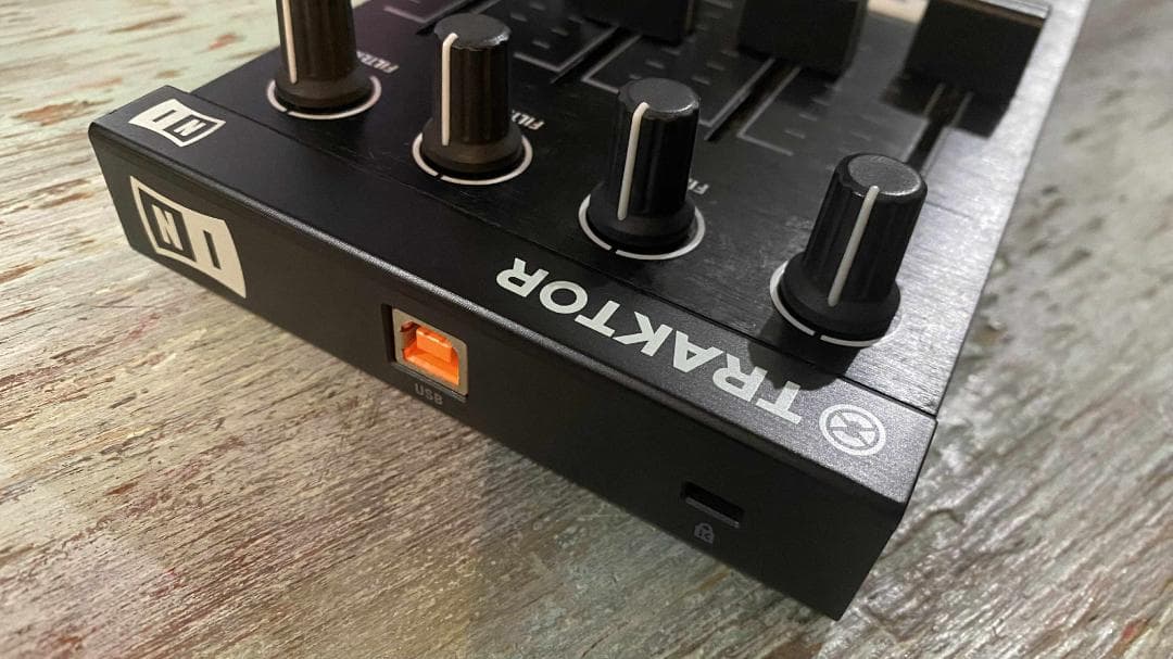 ■ 10月のセール - TRAKTOR KONTROL F1 DJコントローラー