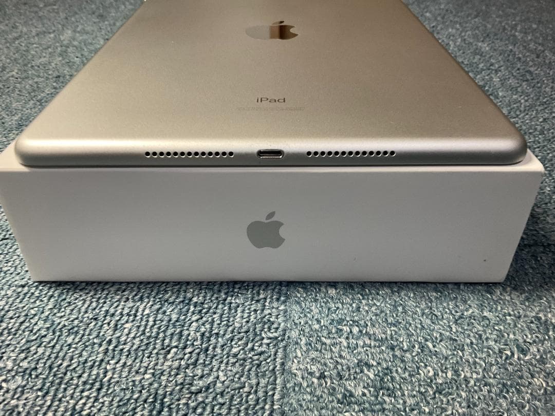 iPad 第8世代 128gb wifiモデル　美品　色シルバー　元箱あり