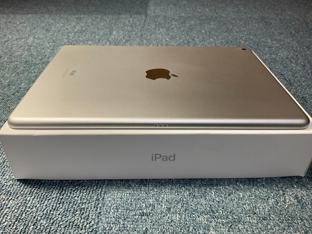 iPad 第8世代 128gb wifiモデル　美品　色シルバー　元箱あり