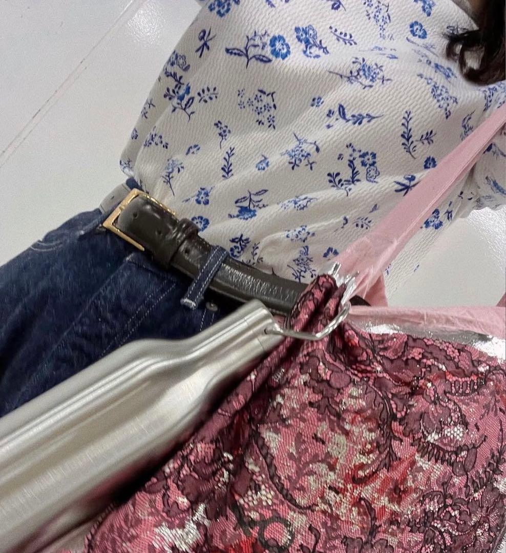 長濱ねるさん着用YUKI FUJISAWA Floral Tops/BLUE