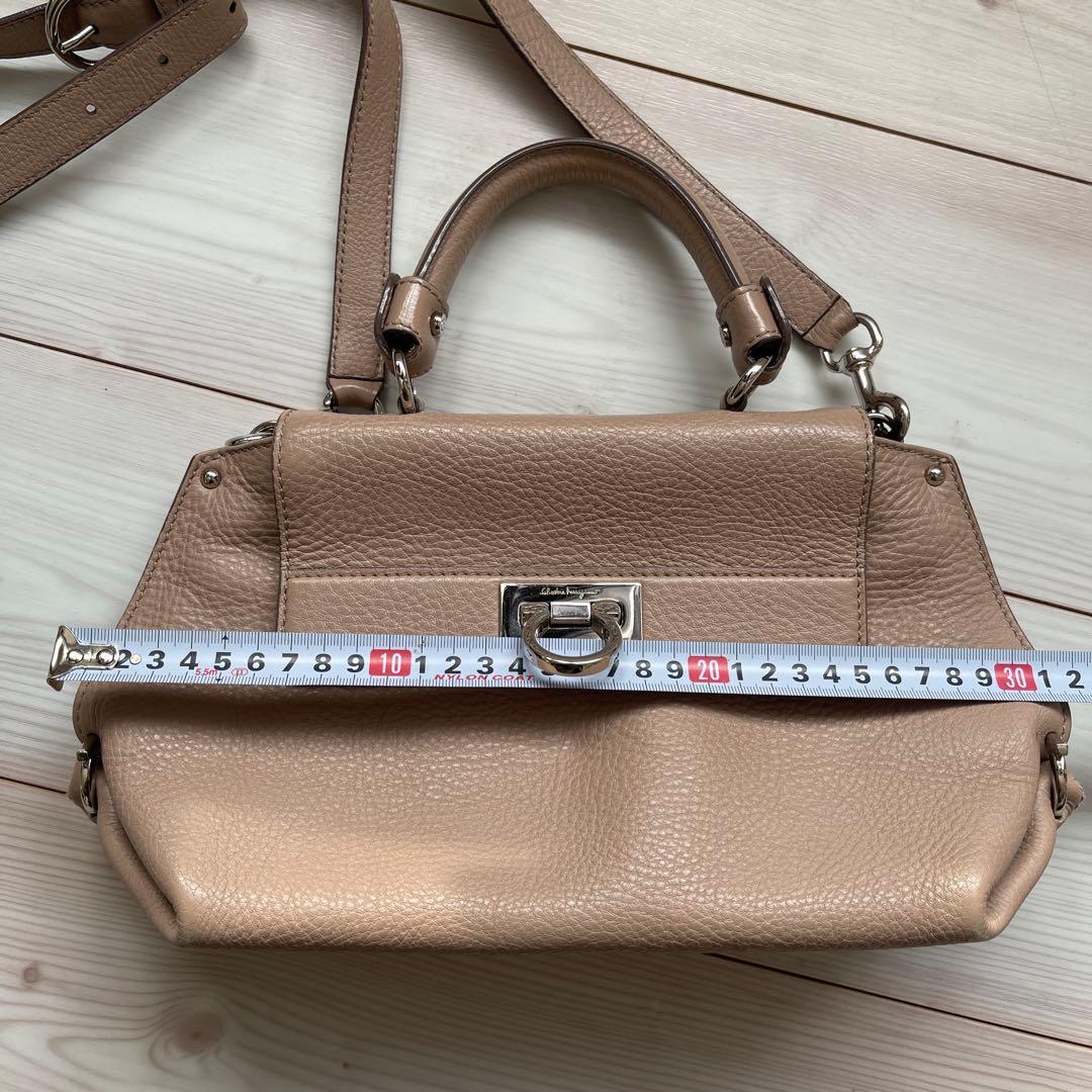 フェラガモ ソフィア　ピンクベージュ