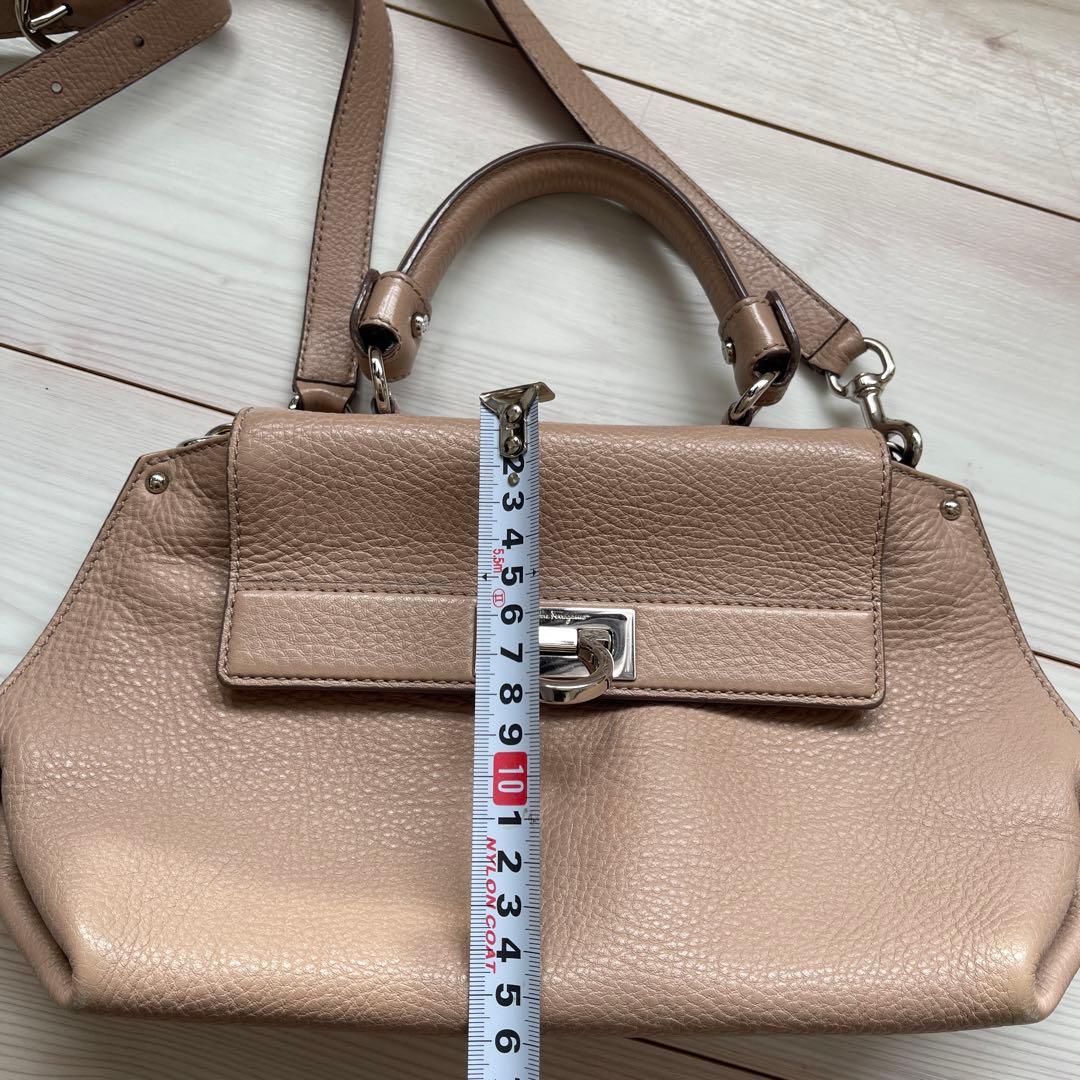 フェラガモ ソフィア　ピンクベージュ