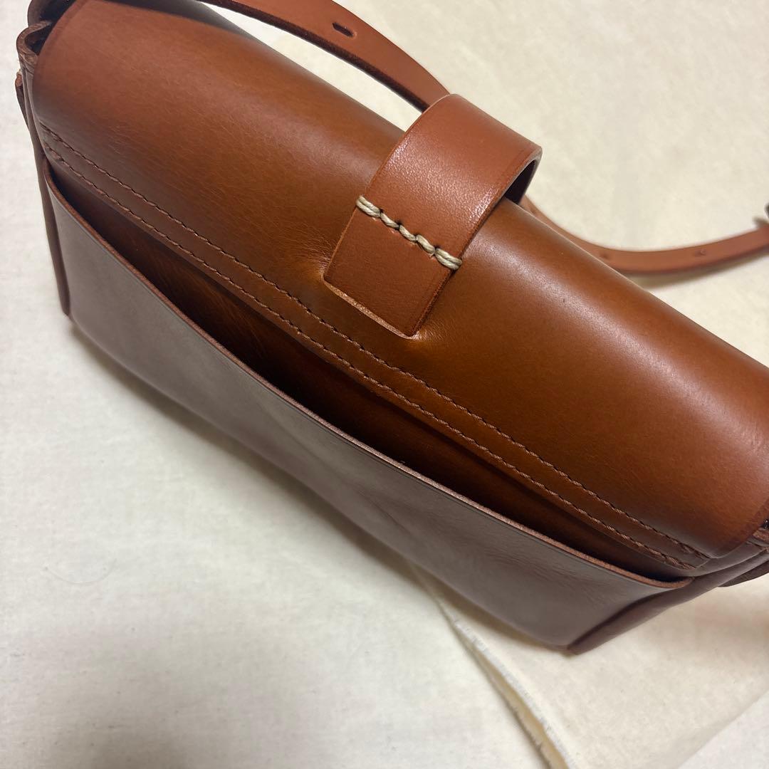 genten サドルベルト ヌオーバ 横型コンパクトショルダーバッグ　チャ