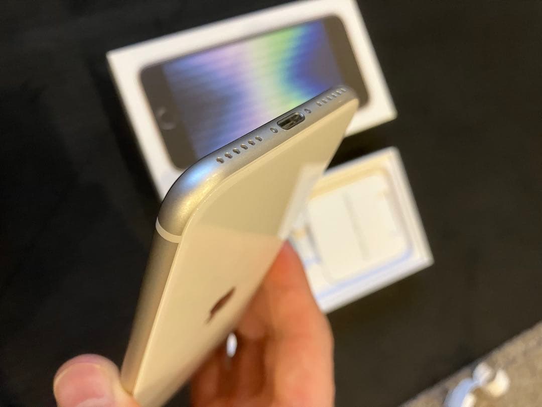 iPhone SE (3世代) ホワイト系SIMフリー美品ケーブル箱付