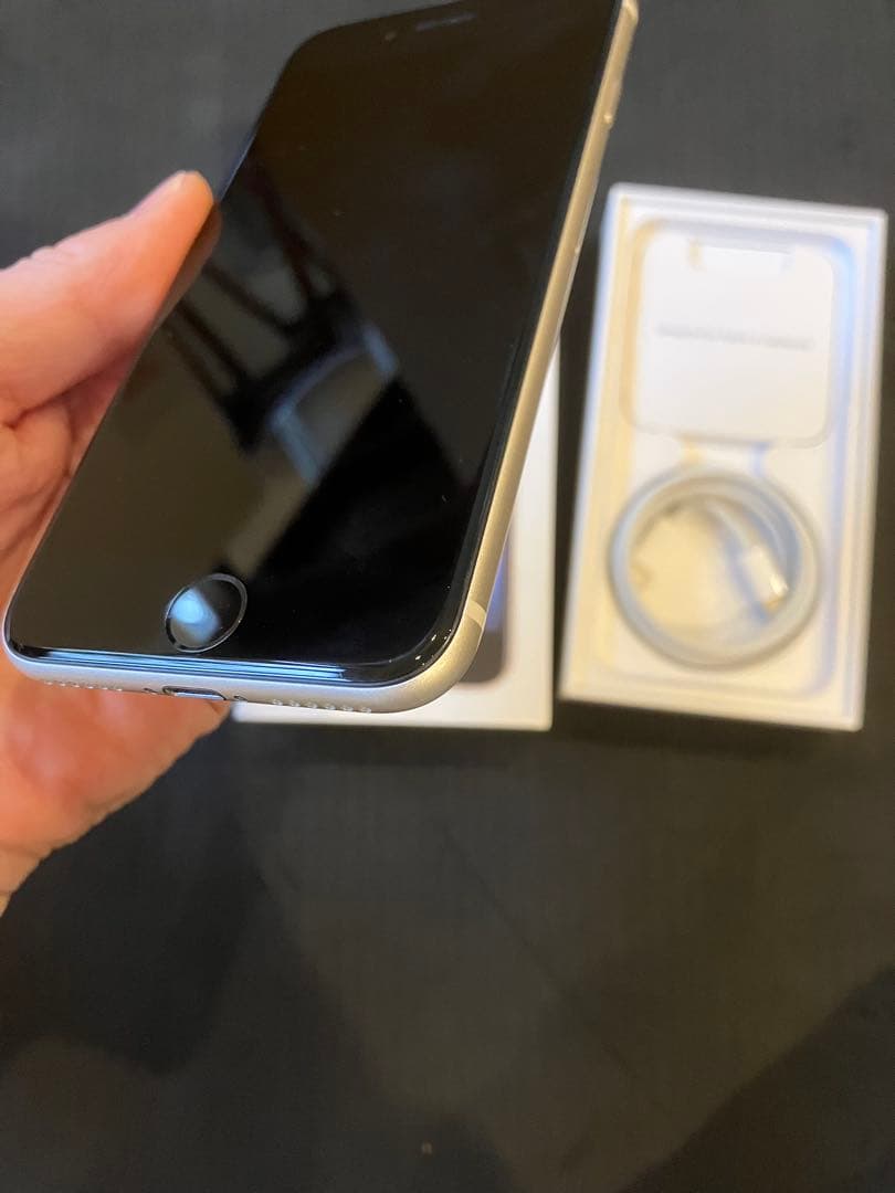 iPhone SE (3世代) ホワイト系SIMフリー美品ケーブル箱付