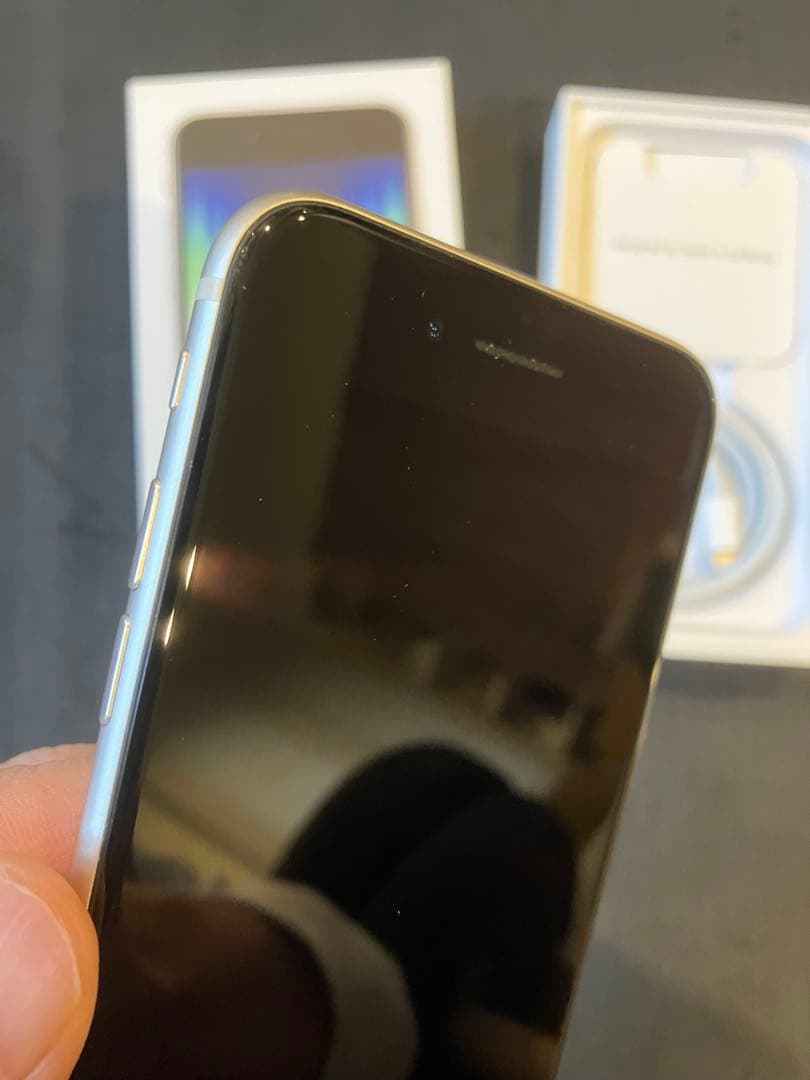 iPhone SE (3世代) ホワイト系SIMフリー美品ケーブル箱付