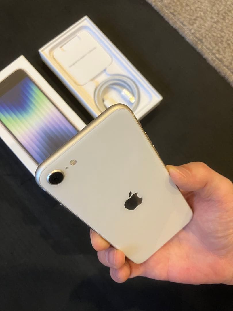 iPhone SE (3世代) ホワイト系SIMフリー美品ケーブル箱付
