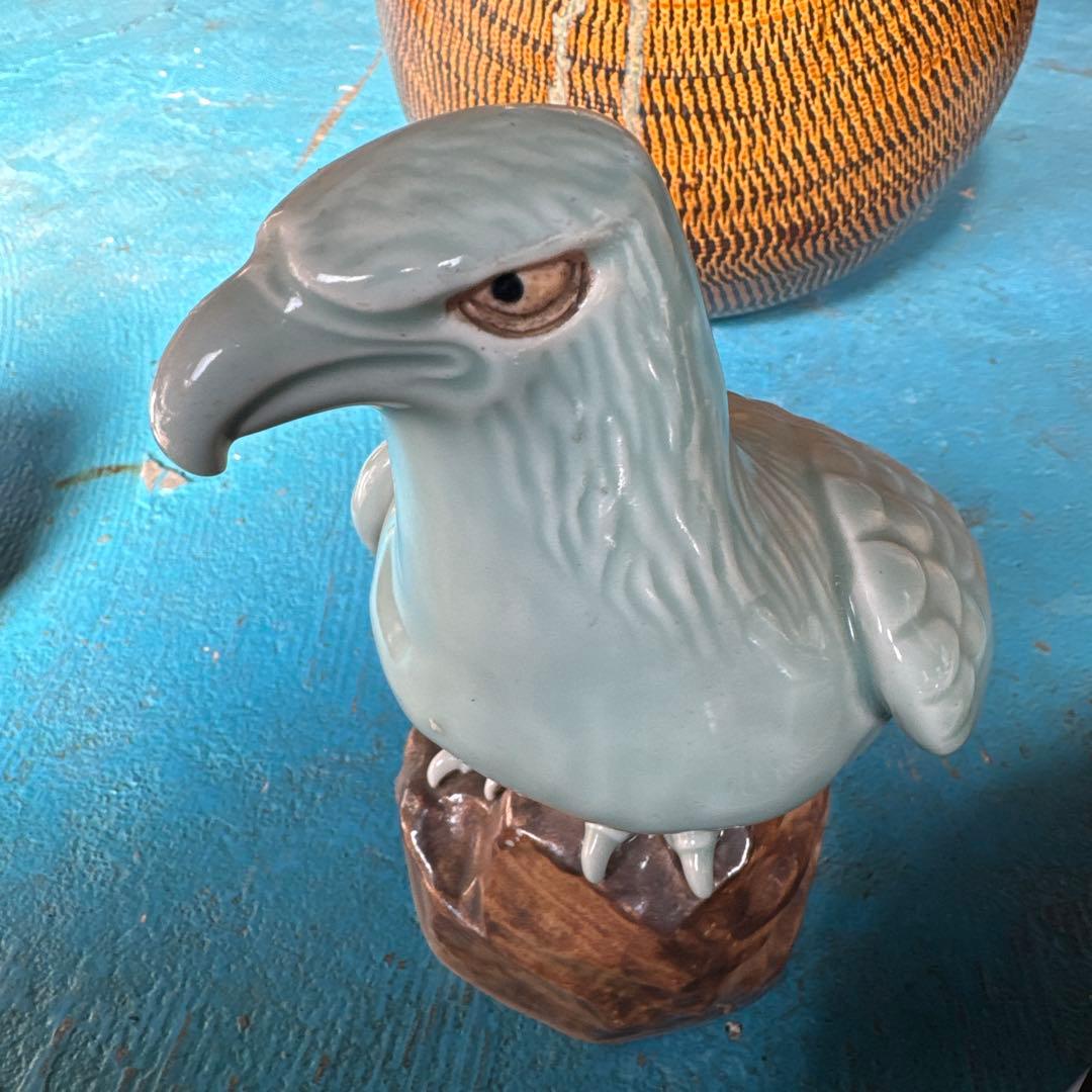 水色 陶器 鷲の彫刻 約15cm