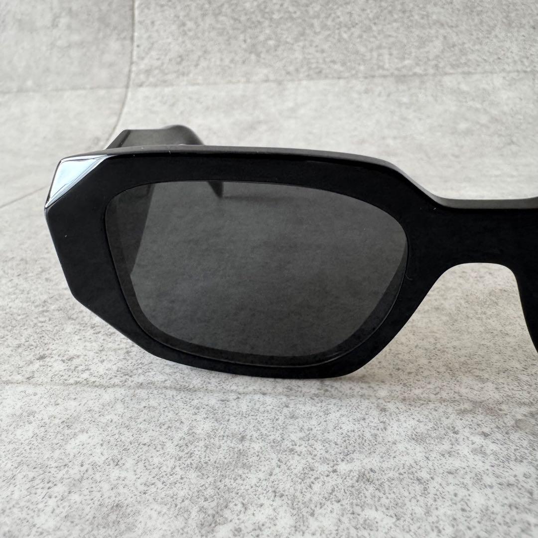 PRADA　プラダ　サングラス　黒　ブラック　ロゴ　SPR17W