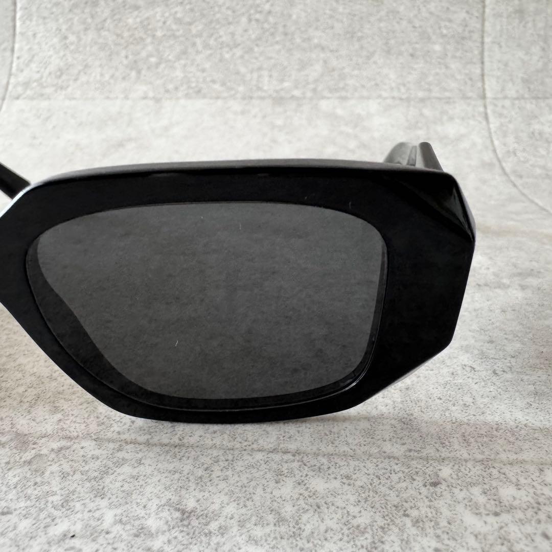 PRADA　プラダ　サングラス　黒　ブラック　ロゴ　SPR17W