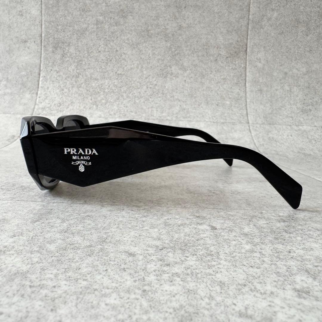 PRADA　プラダ　サングラス　黒　ブラック　ロゴ　SPR17W