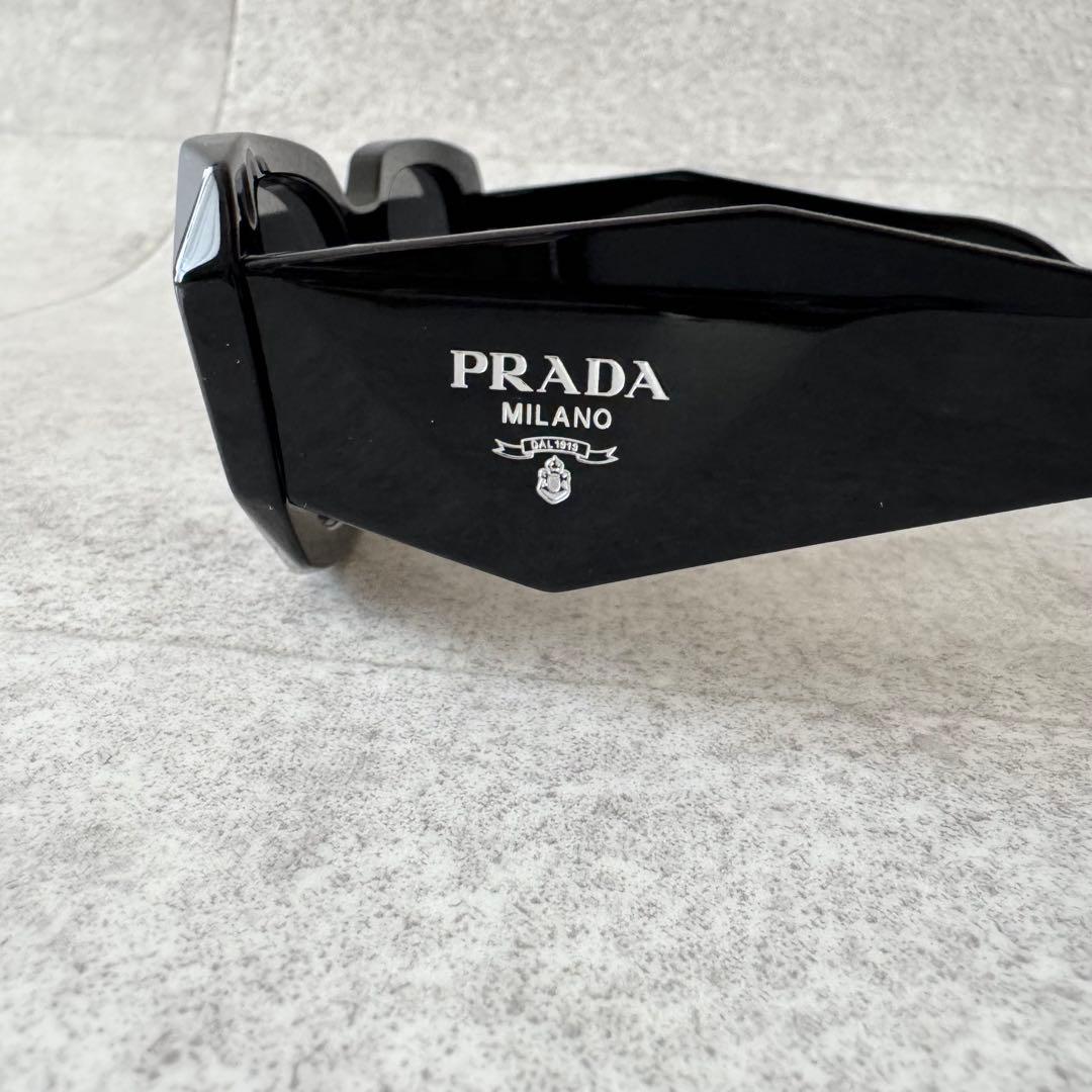 PRADA　プラダ　サングラス　黒　ブラック　ロゴ　SPR17W