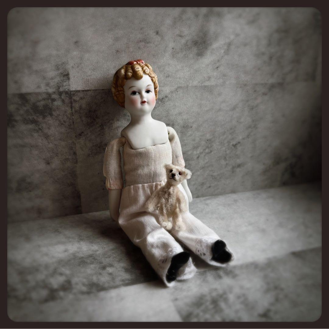 ヴィンテージ リボンの少女のビスクドール