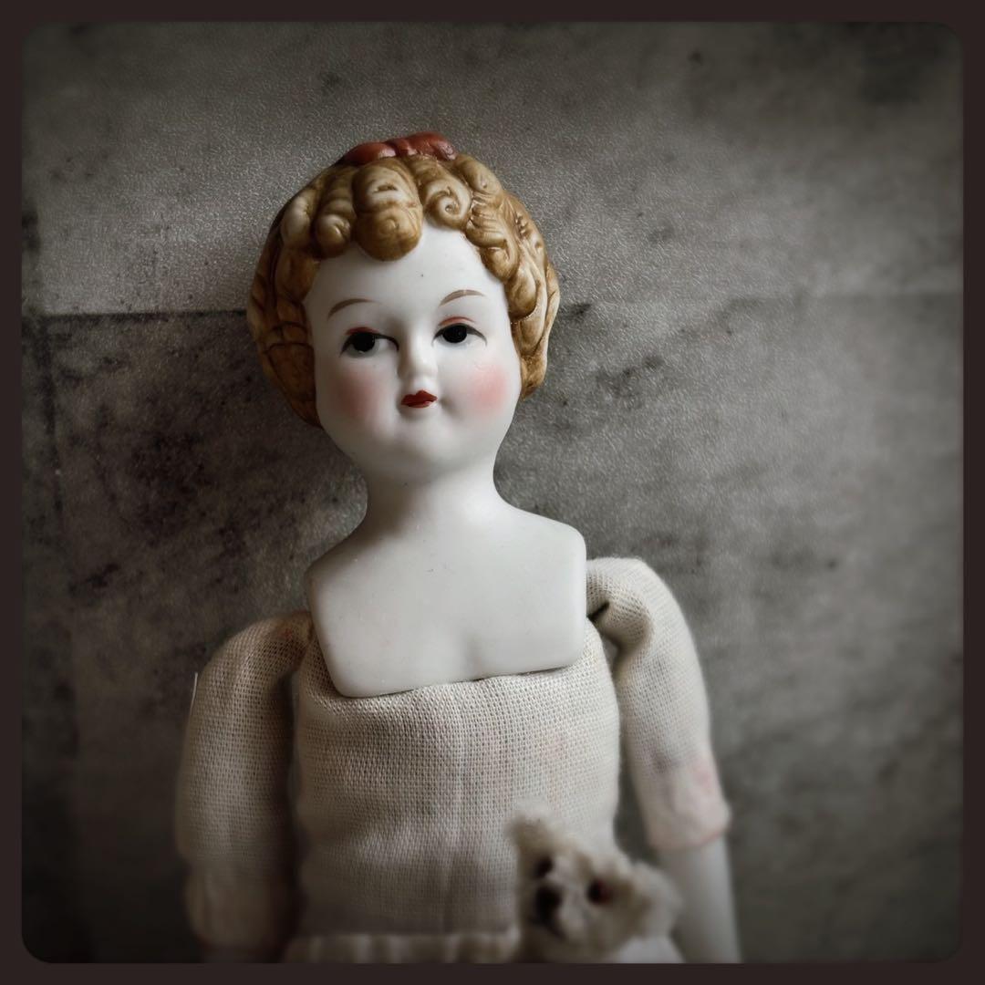 ヴィンテージ リボンの少女のビスクドール