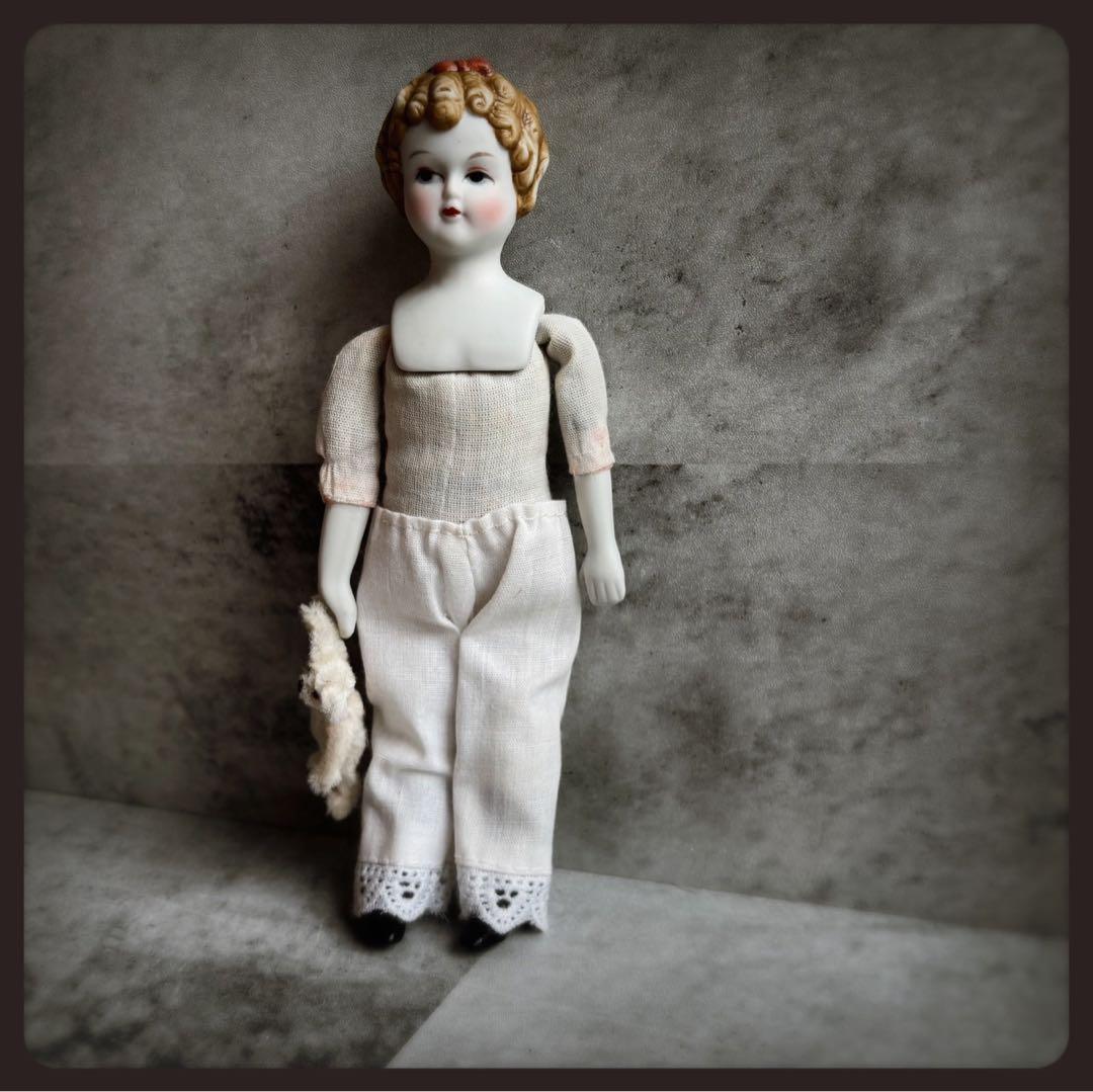 ヴィンテージ リボンの少女のビスクドール