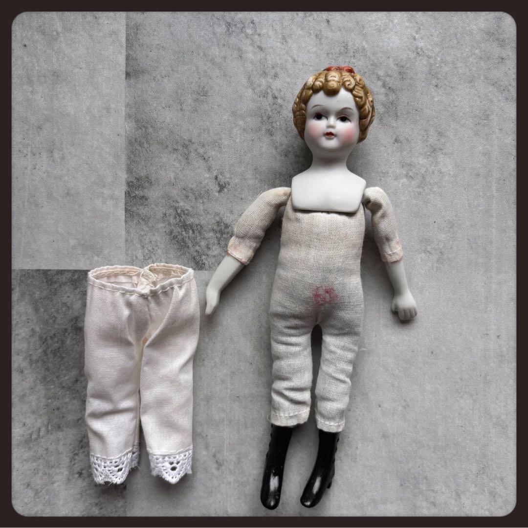 ヴィンテージ リボンの少女のビスクドール