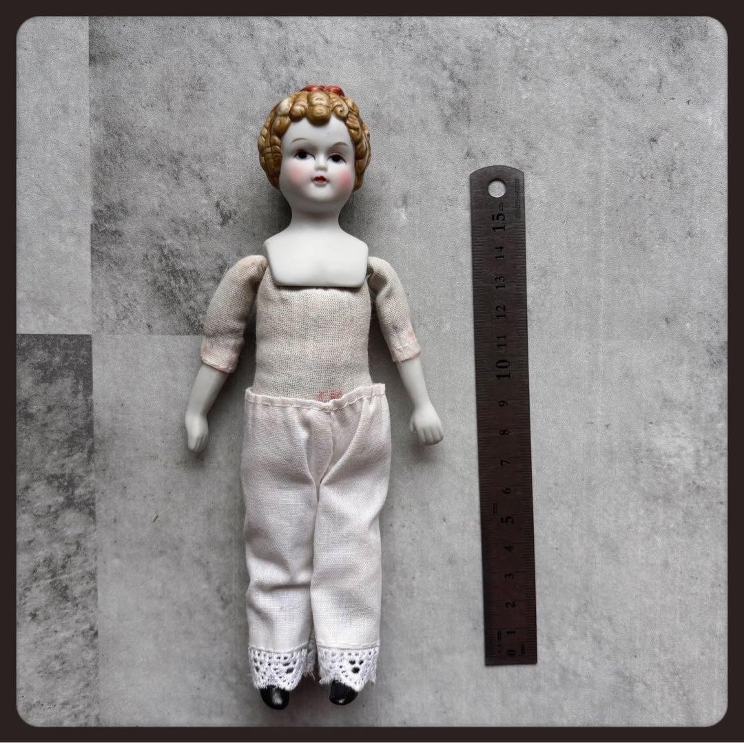 ヴィンテージ リボンの少女のビスクドール