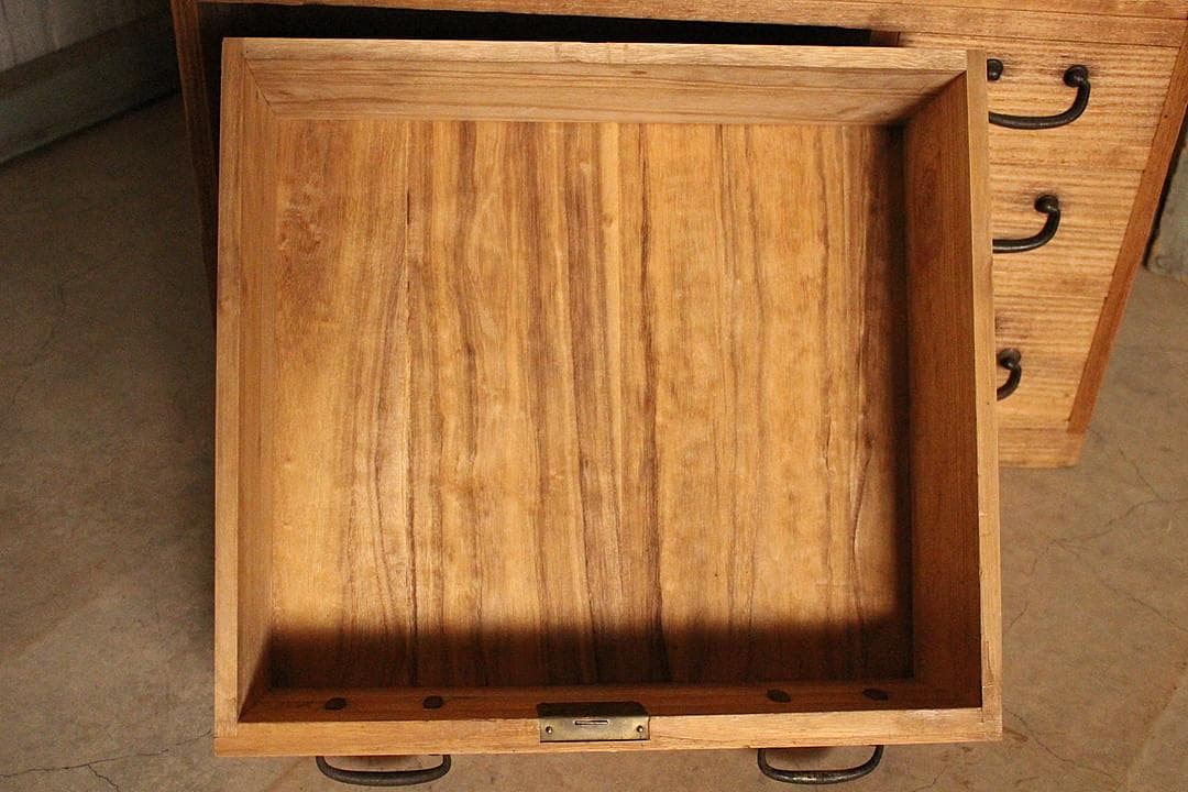 古い小ぶりな木製の引き出し7杯　タンス　チェスト　古家具